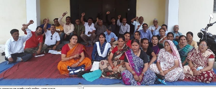 Villagers disturbed by water crisis demonstrated at Block Headquarters