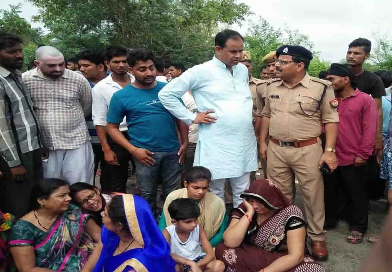 Road Accident in Auraiya, eight people died and two injured