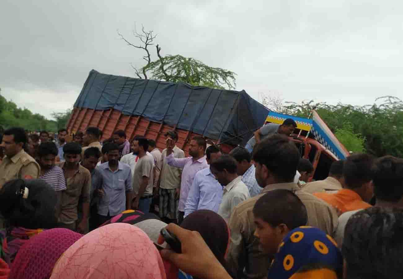 Road Accident in Auraiya, eight people died and two injured