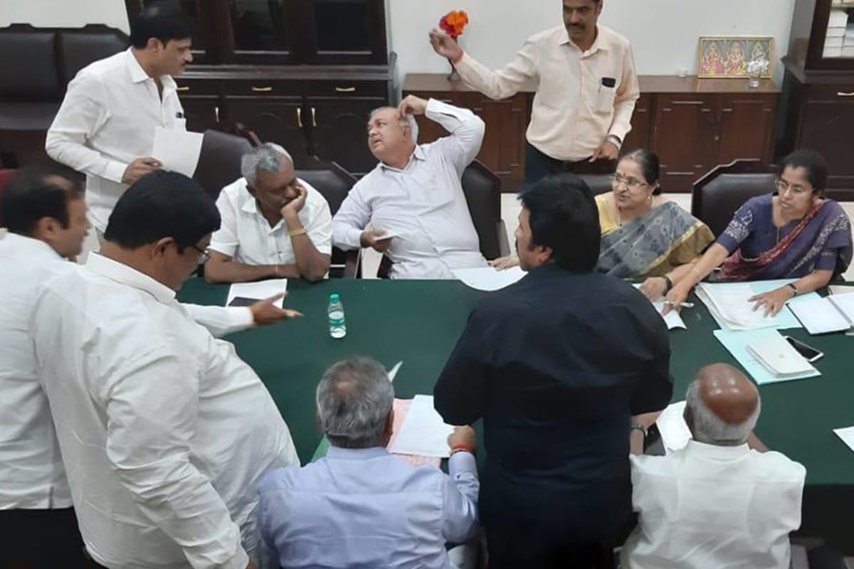 Karnataka crisis: Congress-JDS back to resort politics