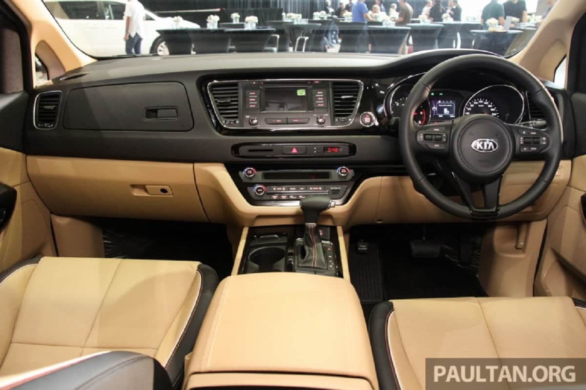 kia carnival mpv launch in india kia carnival vs toyota innova crysta