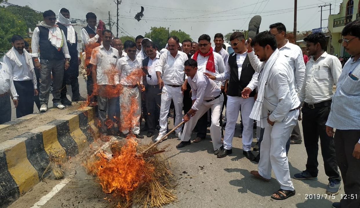 Lawyers blow up the effigy of ARTO