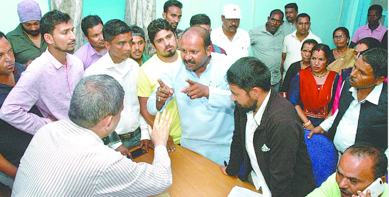 munasyaaree ke jayantee gaanv mein ringaal se raakhee banatee mahilaen.
