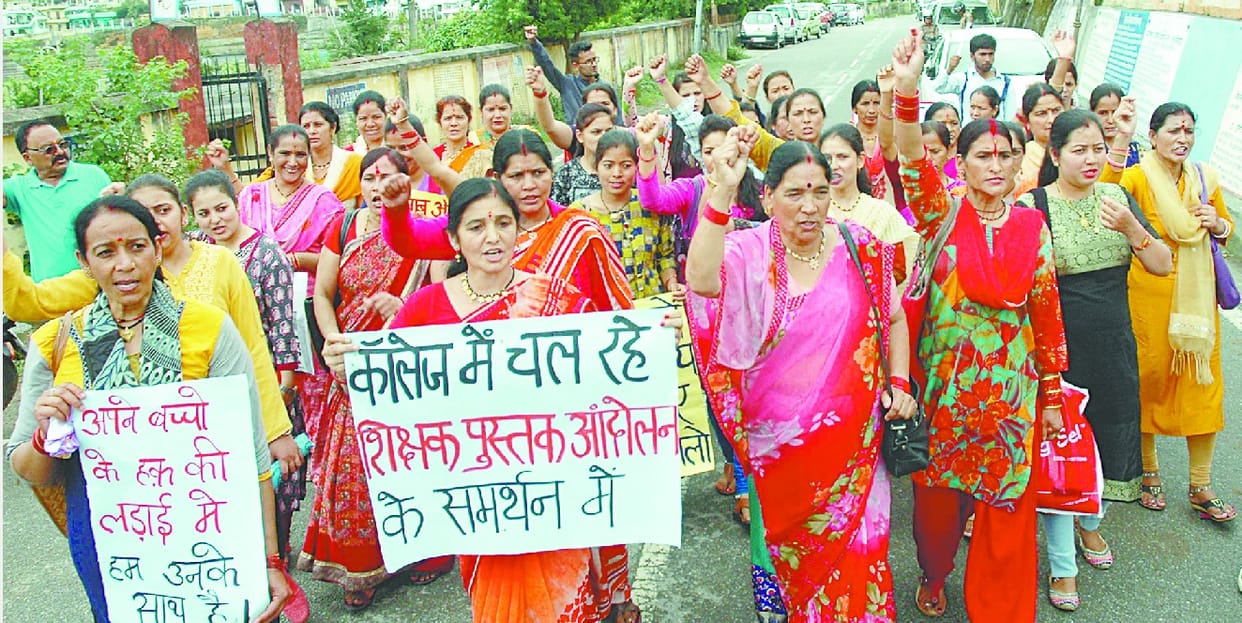 chhaatron ke saath kalaktret mein garajeen mahila abhibhaavak