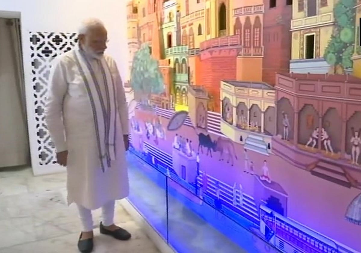 PM Narendra modi in visit virtual museum in varanasi