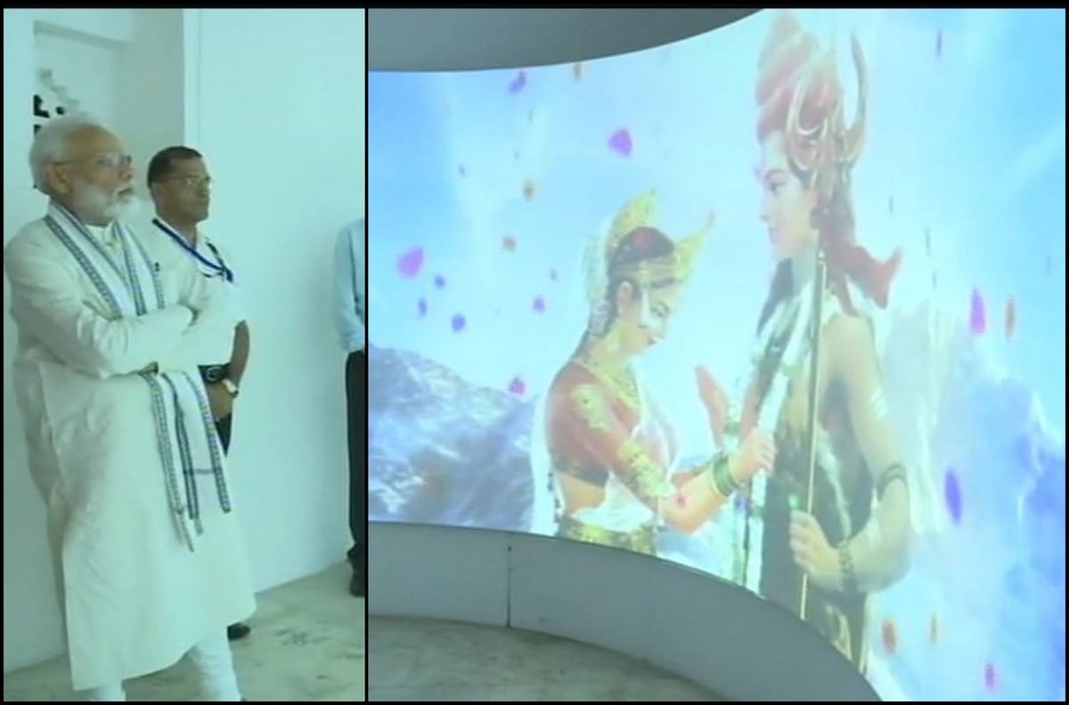 PM Narendra modi in visit virtual museum in varanasi