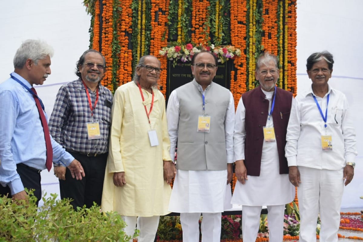 PM Narendra Modi Inaugurated statue of lal bahadur shastri at varanasi airport