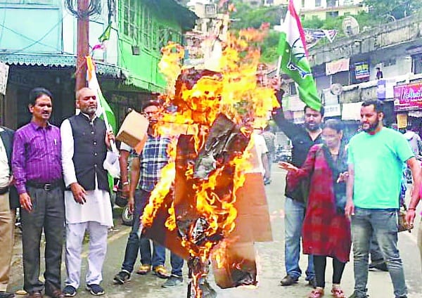 fire the effigy of Modi government on the increase in petrol and diesel prices