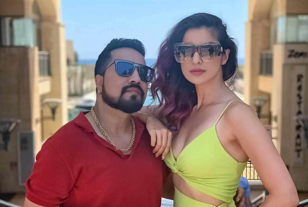 julie 2 star raai laxmi shoot mika singh new video song majnu remix