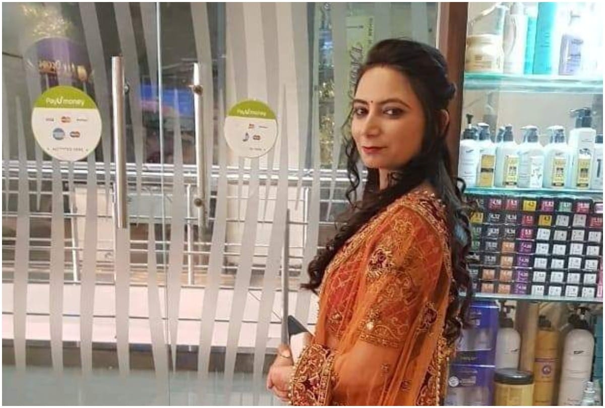 Sahibabad woman commits suicide parents claim it a dowry murder case