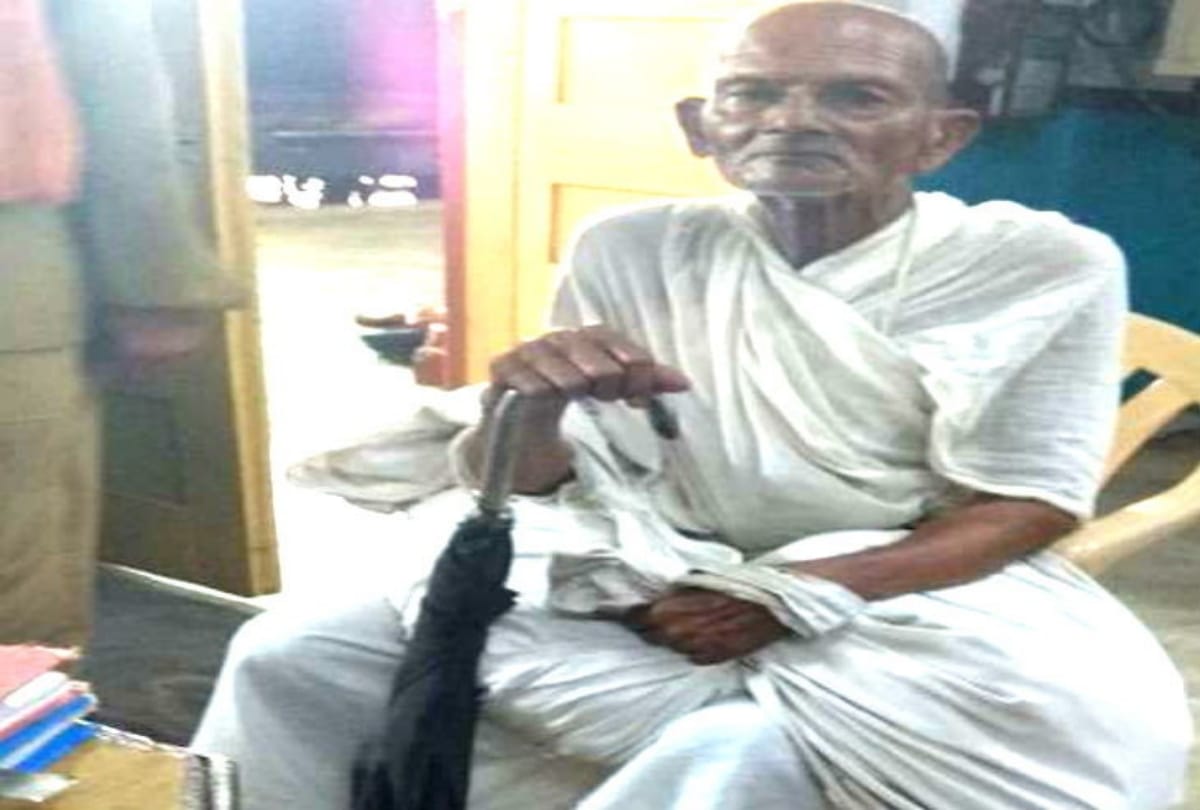 an old man denied entry in train because of his attire
