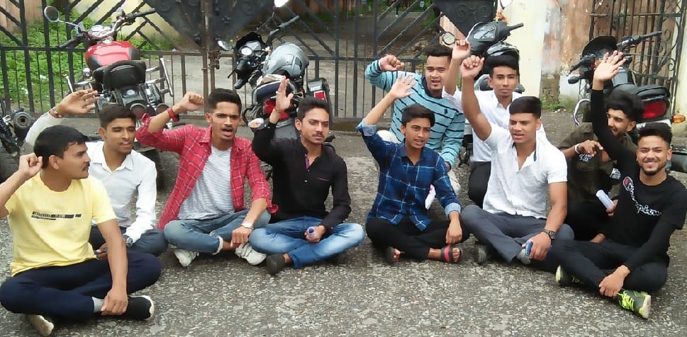 Demonstration by student association officials