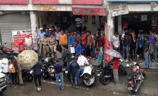 Subhash Chowk, youths attacked, two challans