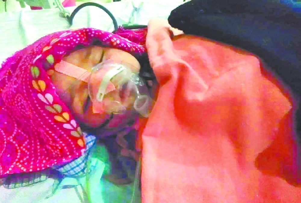 A child died because of unavailability of doctors in trauma center in Lucknow.