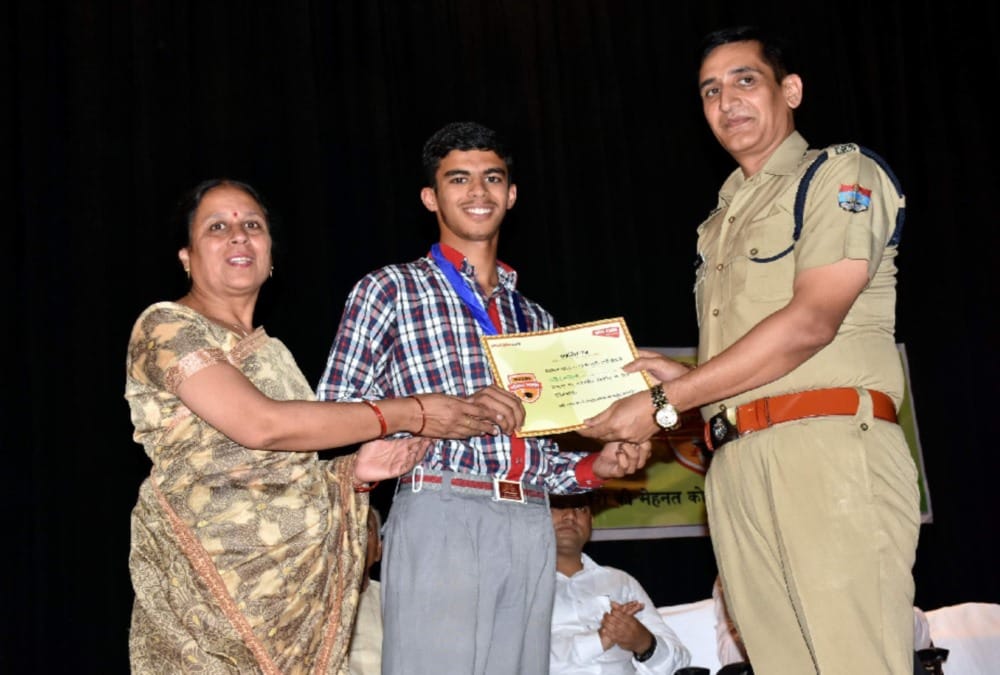 Amar ujala bhavishya jyoti samman 2019 in uttarkashi 66 students honoured photos