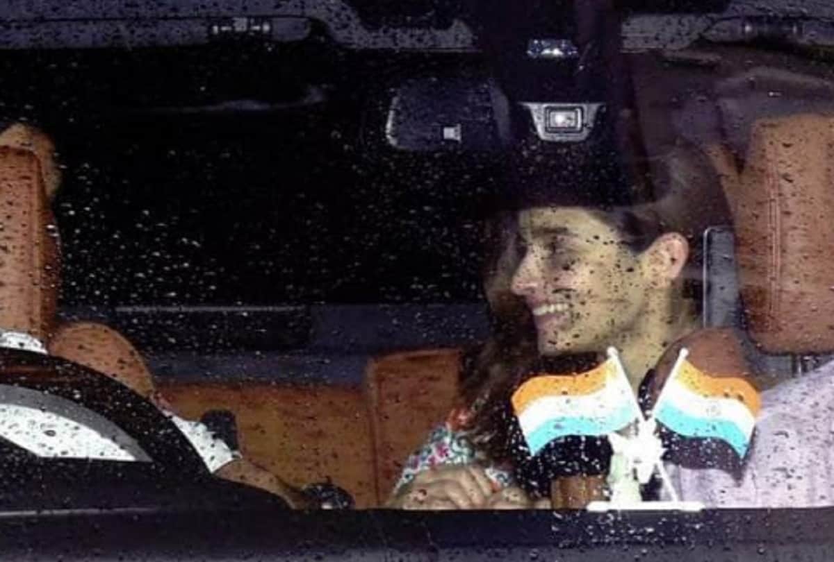 Ranbir Kapoor Alia Bhatt spotted in car during rain in Mumbai