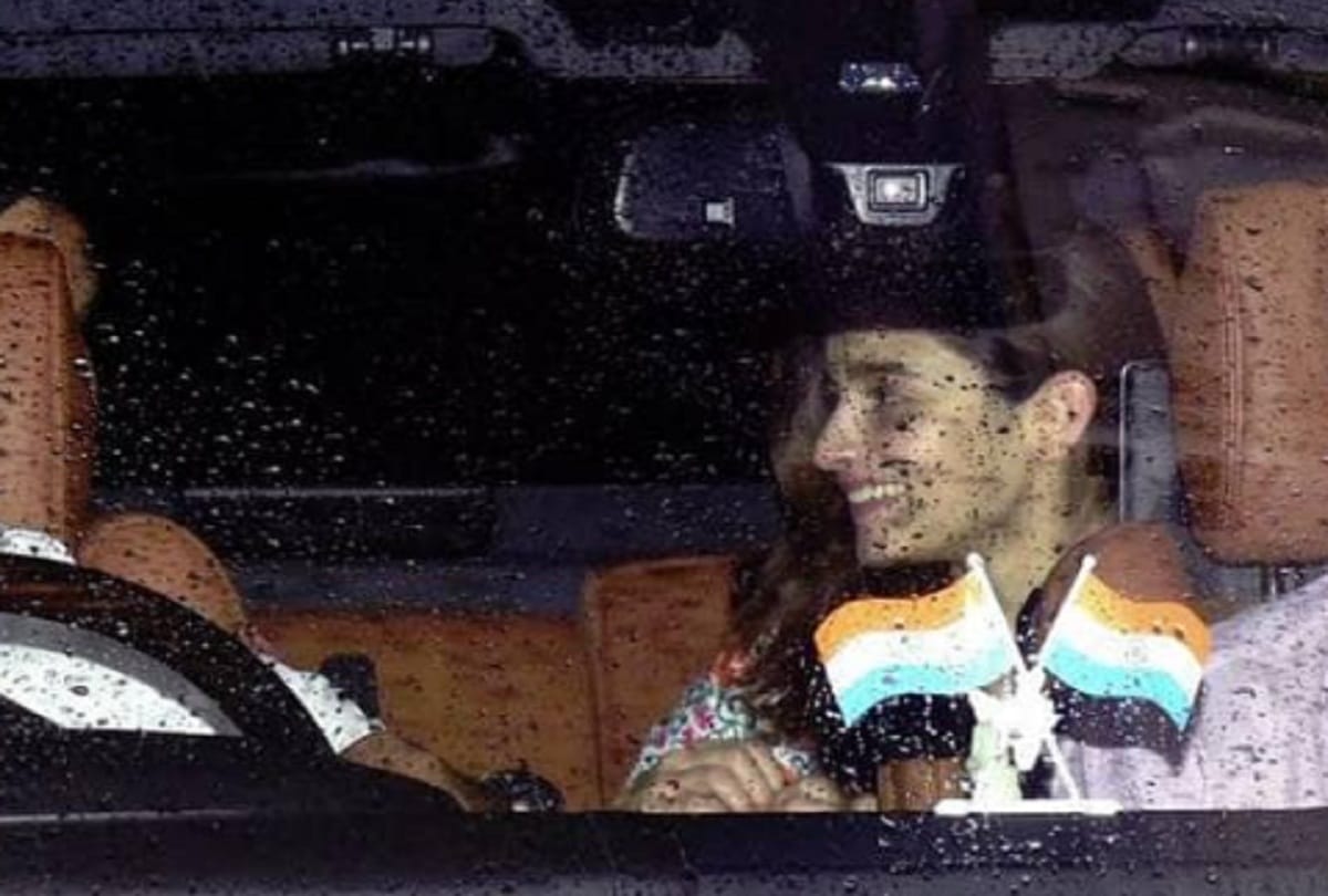 Ranbir Kapoor Alia Bhatt spotted in car during rain in Mumbai