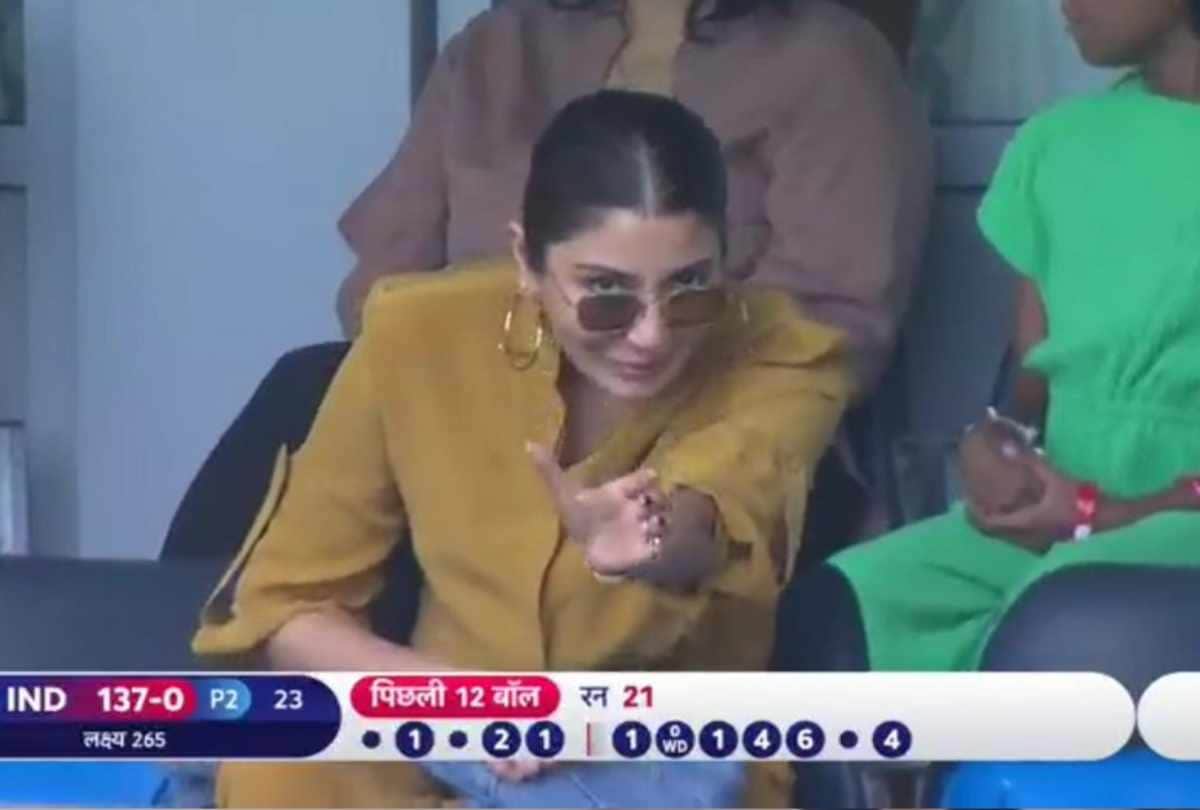 anushka sharma enjoyed in punjabi song at world cup cricket ground