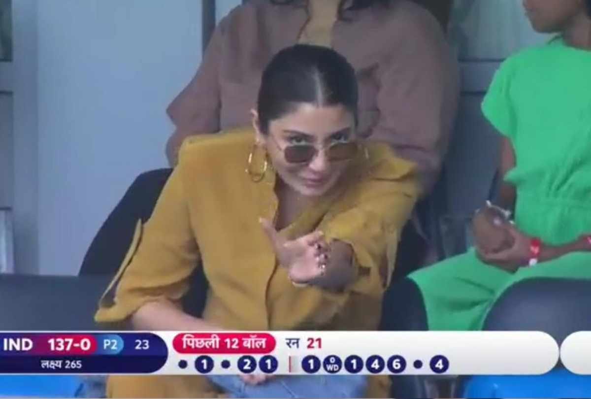 anushka sharma enjoyed in punjabi song at world cup cricket ground