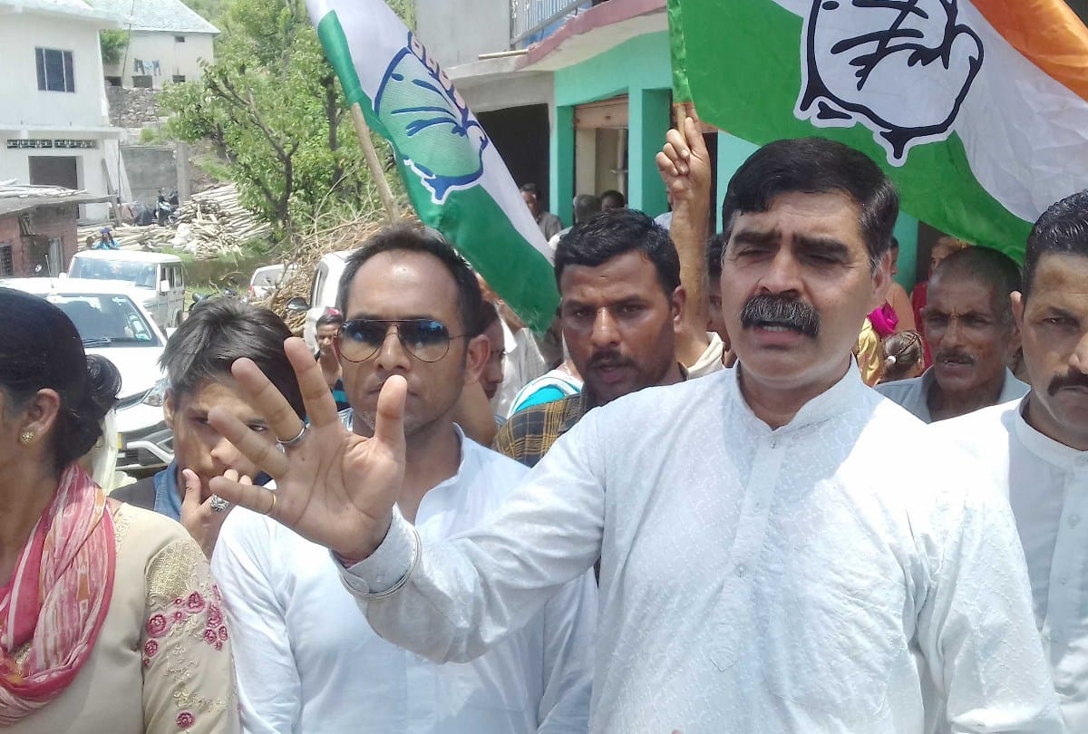 congress leader Bumber Thakur create ruckus in Janmanch programme Bilaspur Himachal Pradesh