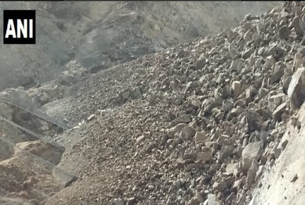 Gangotri highway Blocked due to debris after rainfall