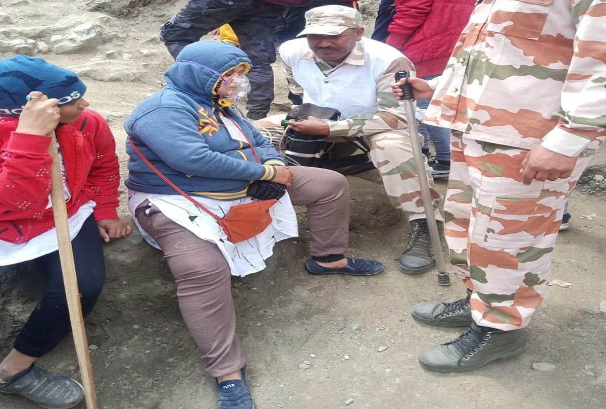 Amarnath pilgrims suffering from breathlessness on Baltal route, ITBP personnel administering oxygen