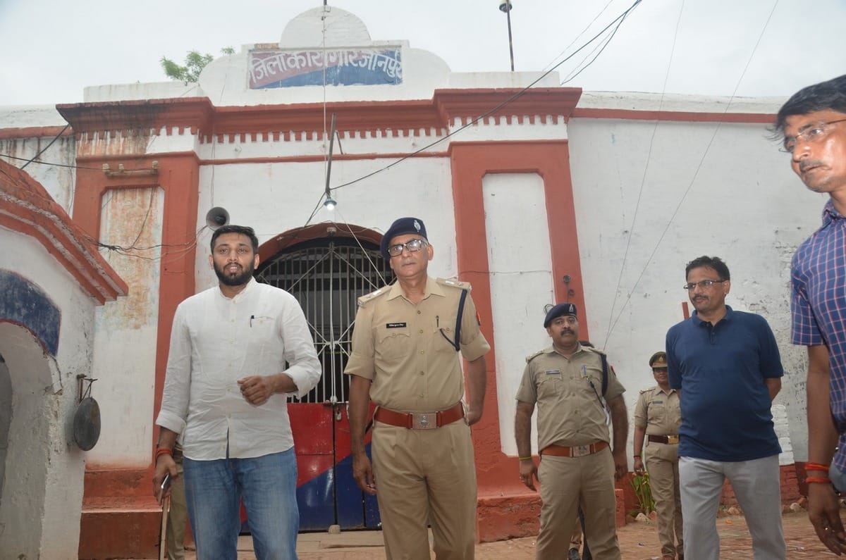 police recovered mobile liquor drugs from prisoner in jaunpur jails