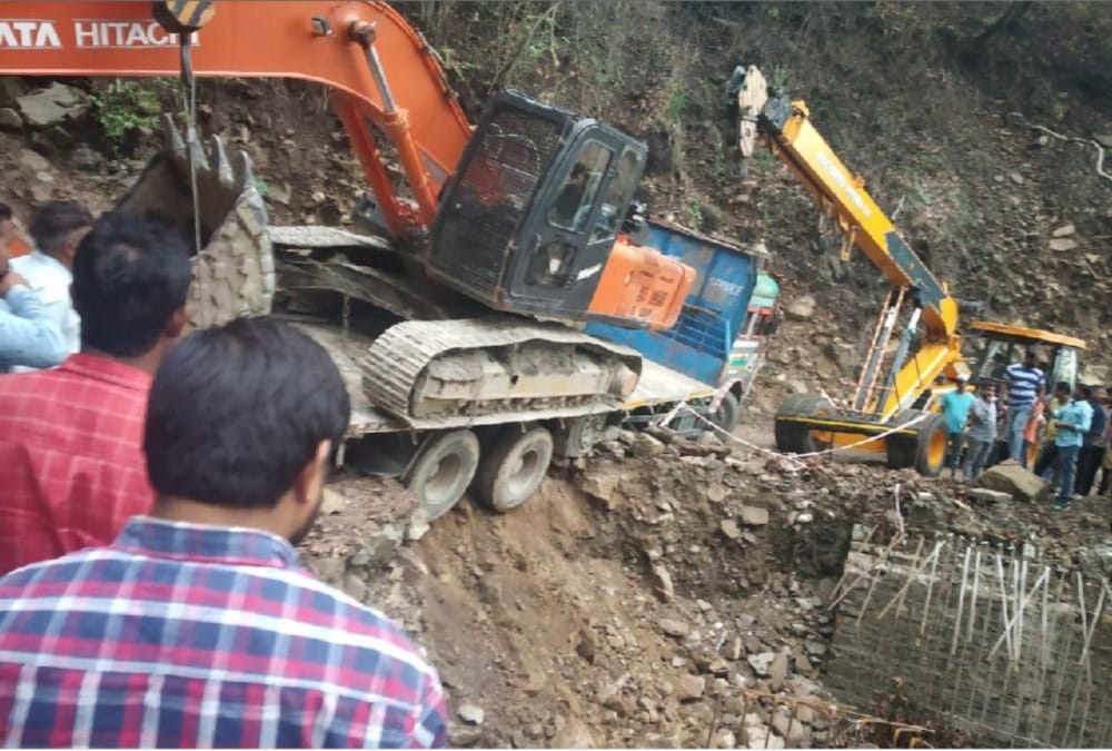 Tanakpur-Champawat road Blocked for four hours Dm stuck in long traffic jam