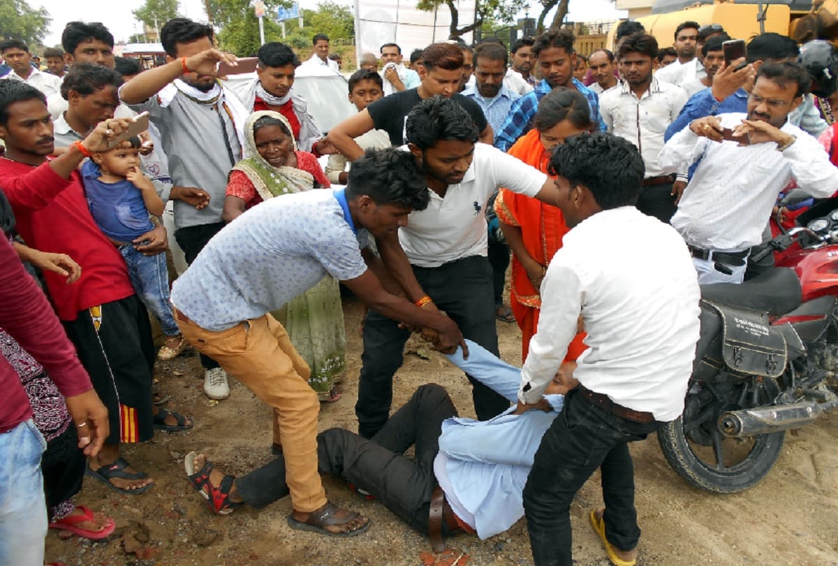 CMD of finance company beaten outside court in kasganj