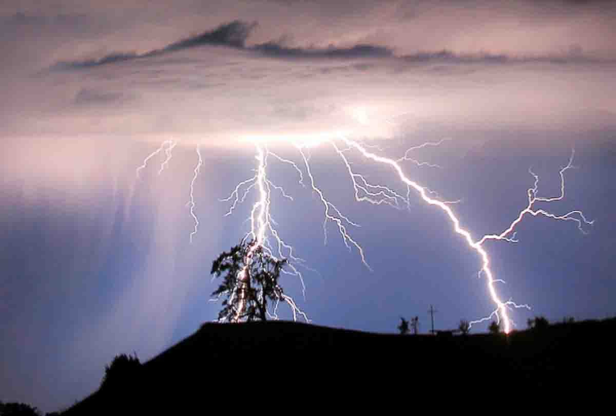 Lightning, dust storm and heavy rain hits kanpur