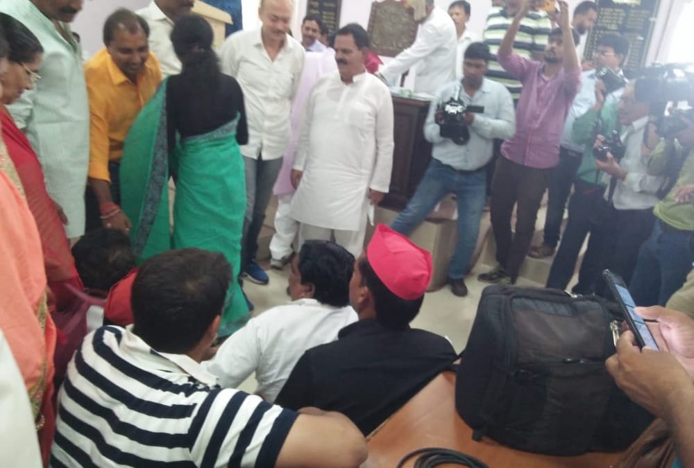 Ruckus and protest in Nagar Nigam in Lucknow.