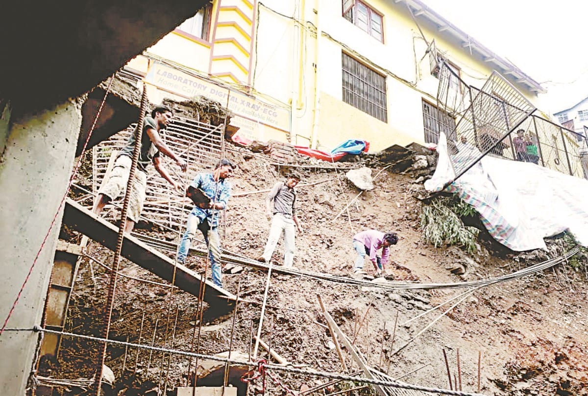 डीडीयू अस्पताल के पास भूस्खलन, व्यावसायिक परिसर को खतरा
