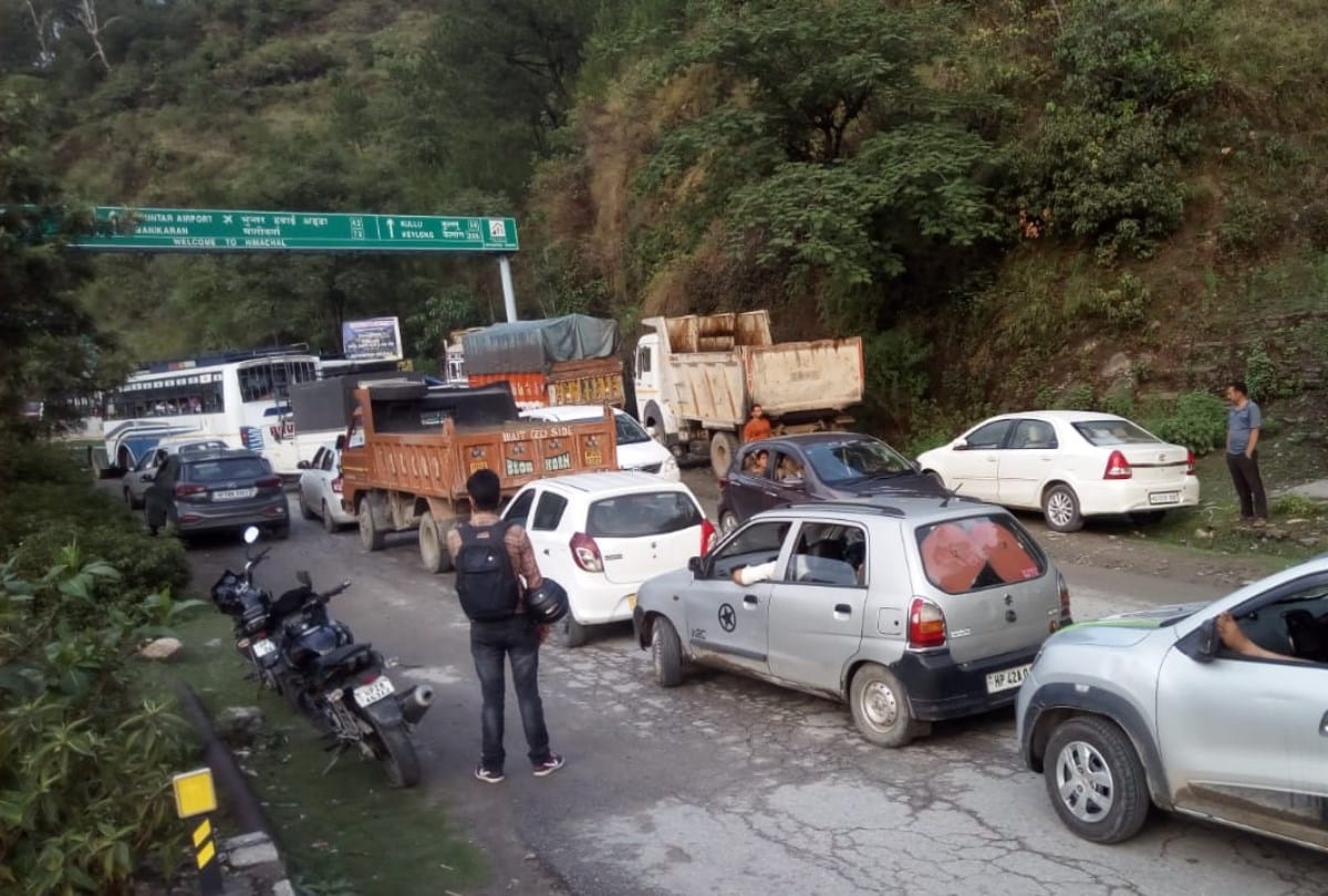 Landslide and Traffic jam on manali chandigarh NH near Pandoh Mandi Himachal Pradesh