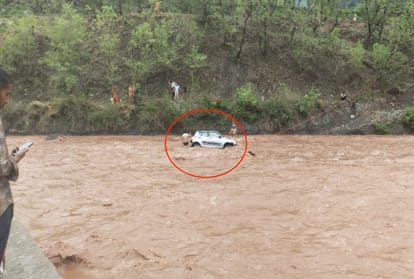 Suddenly Water Came In Ghaggar River And A Car Started Flowing In Panchkula