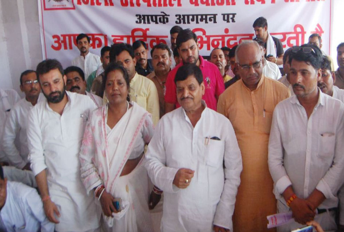 shivpal yadav joins mahapanchayat of district hospital bachao sangharsh samiti in firozabad