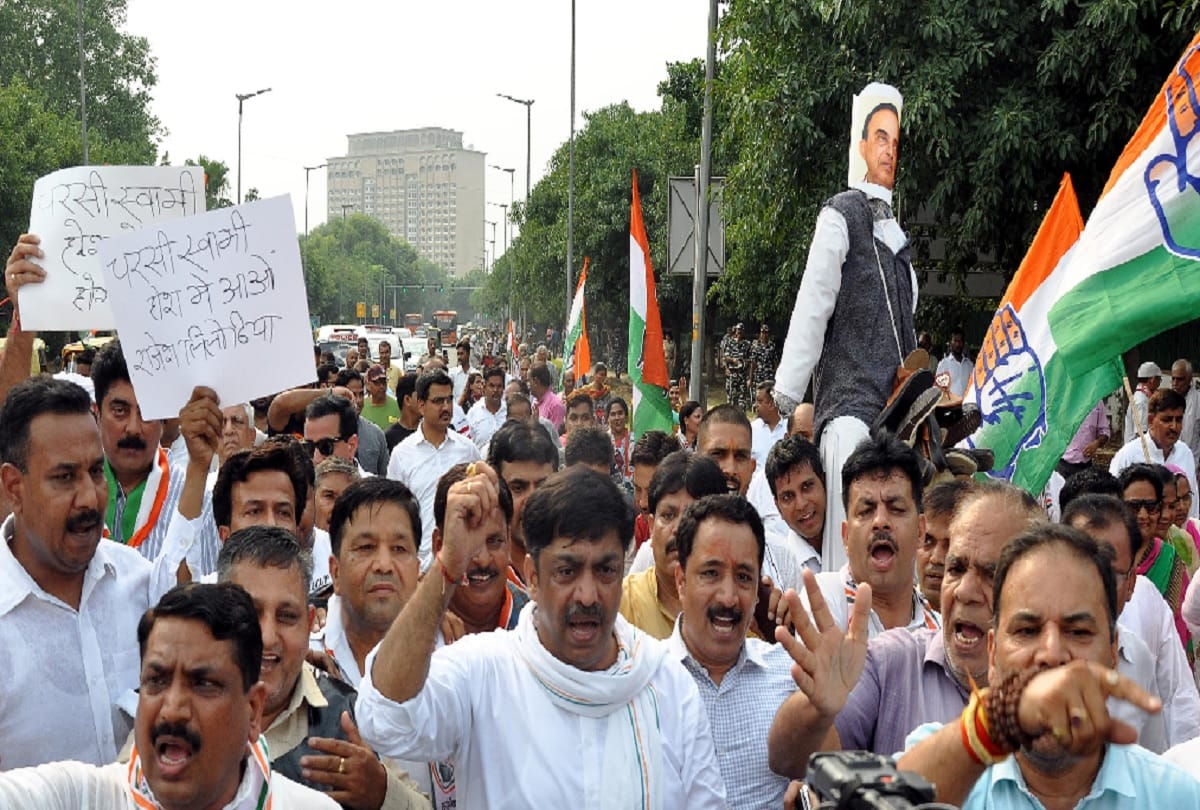 congress protests outside Subramanian Swamy house demands public  apology