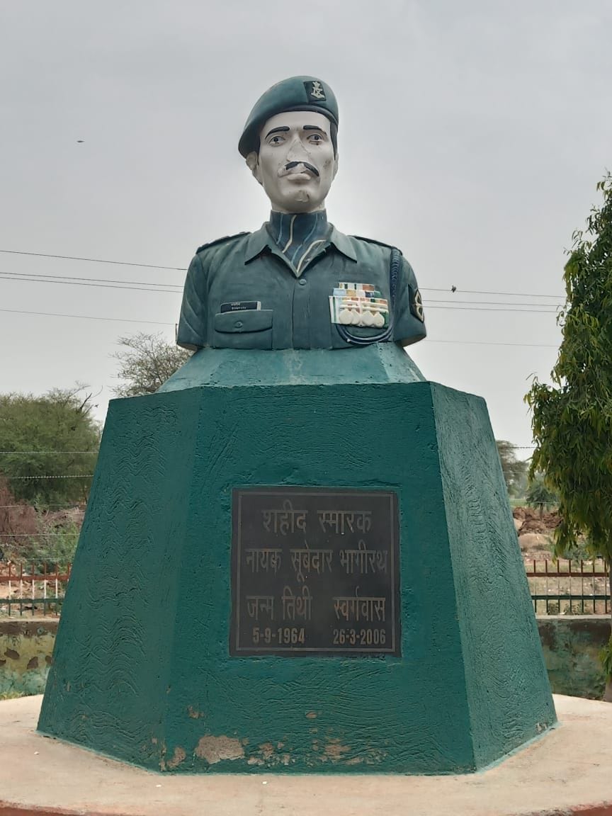 statue