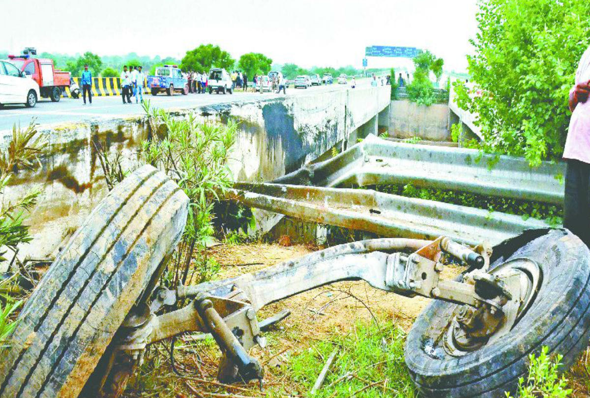 yamuna expressway bus accident conductor told speed was fast sleepy driver