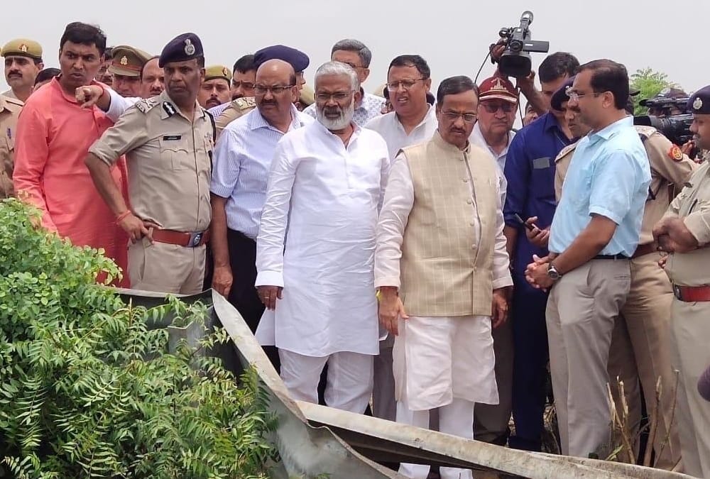 dinesh sharma and swatantra dev singh visits agra bus stand spot.