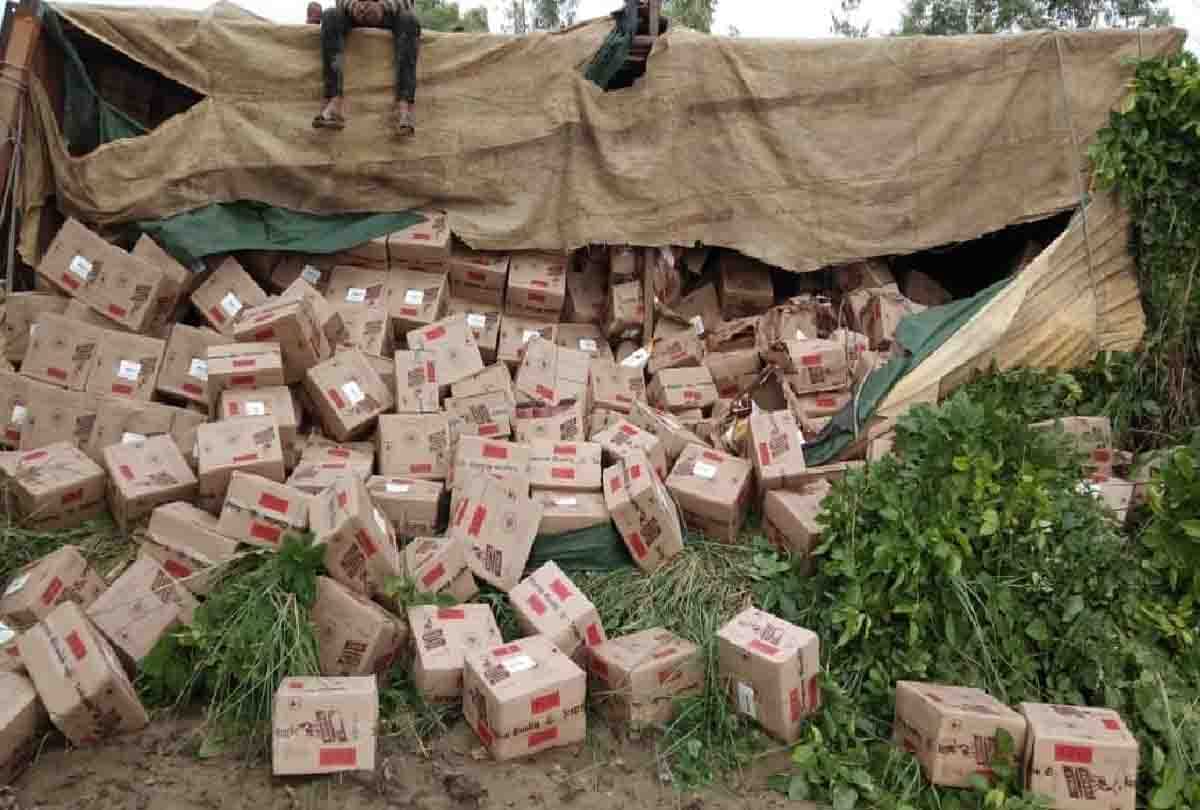 truck full of liquor accident in lucknow hardoi road