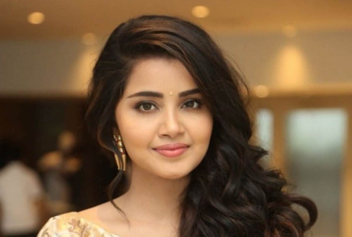 Premam actress Anupama Parameswaran Facebook account Gets hacked