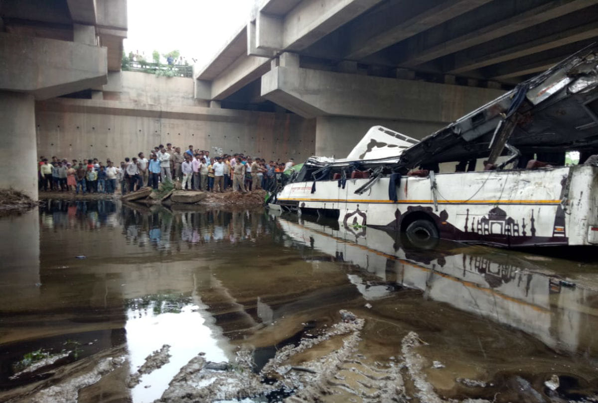 dinesh sharma and swatantra dev singh visits agra bus stand spot.