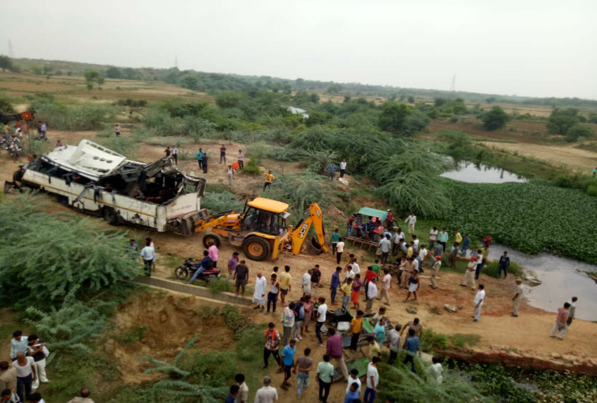 yamuna expressway News Today: bus accident due to over speed in agra uttar pradesh