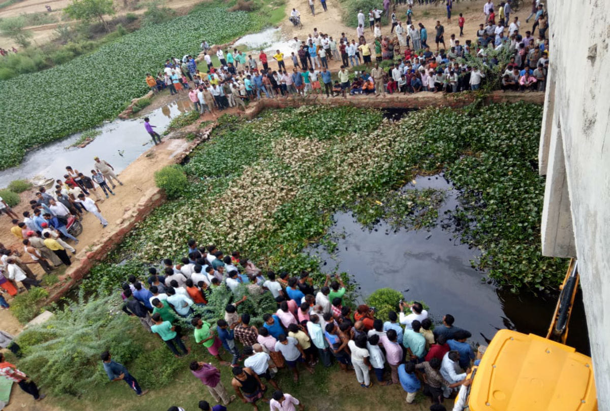 yamuna expressway News Today: bus accident due to over speed in agra uttar pradesh