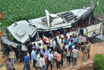 Investigative team submitted its report to Chief Minister Yogi Adityanath on Agra Bus accident.