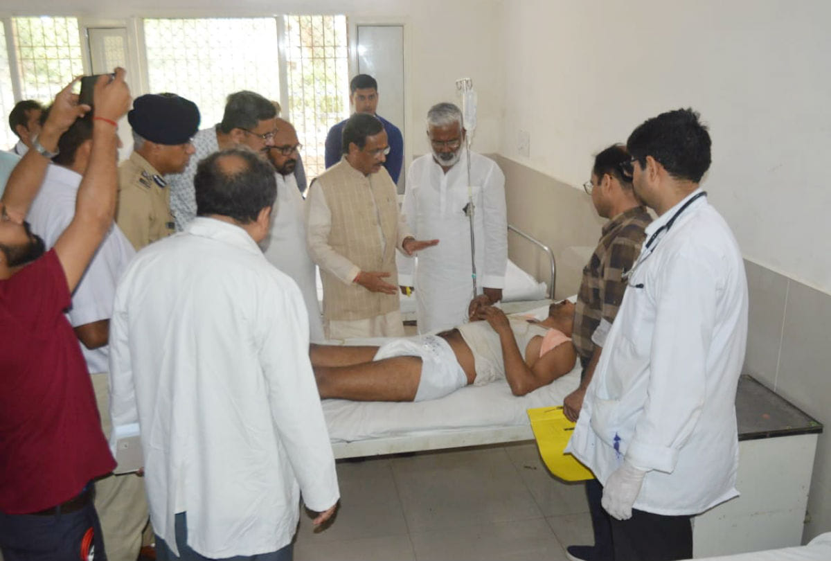 deputy cm dinesh sharma meets yamuna expressway bus accident victims in agra