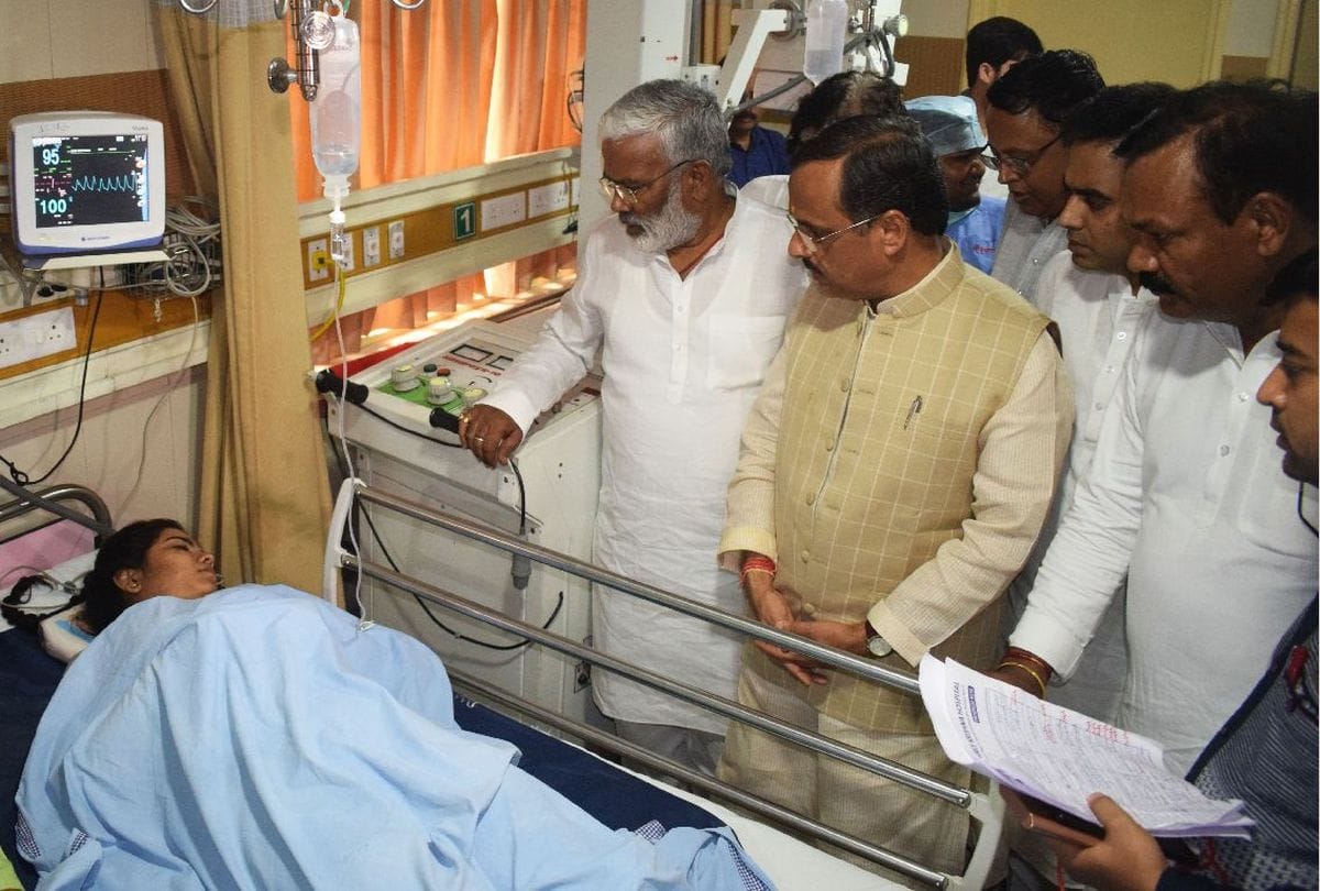 deputy cm dinesh sharma meets yamuna expressway bus accident victims in agra