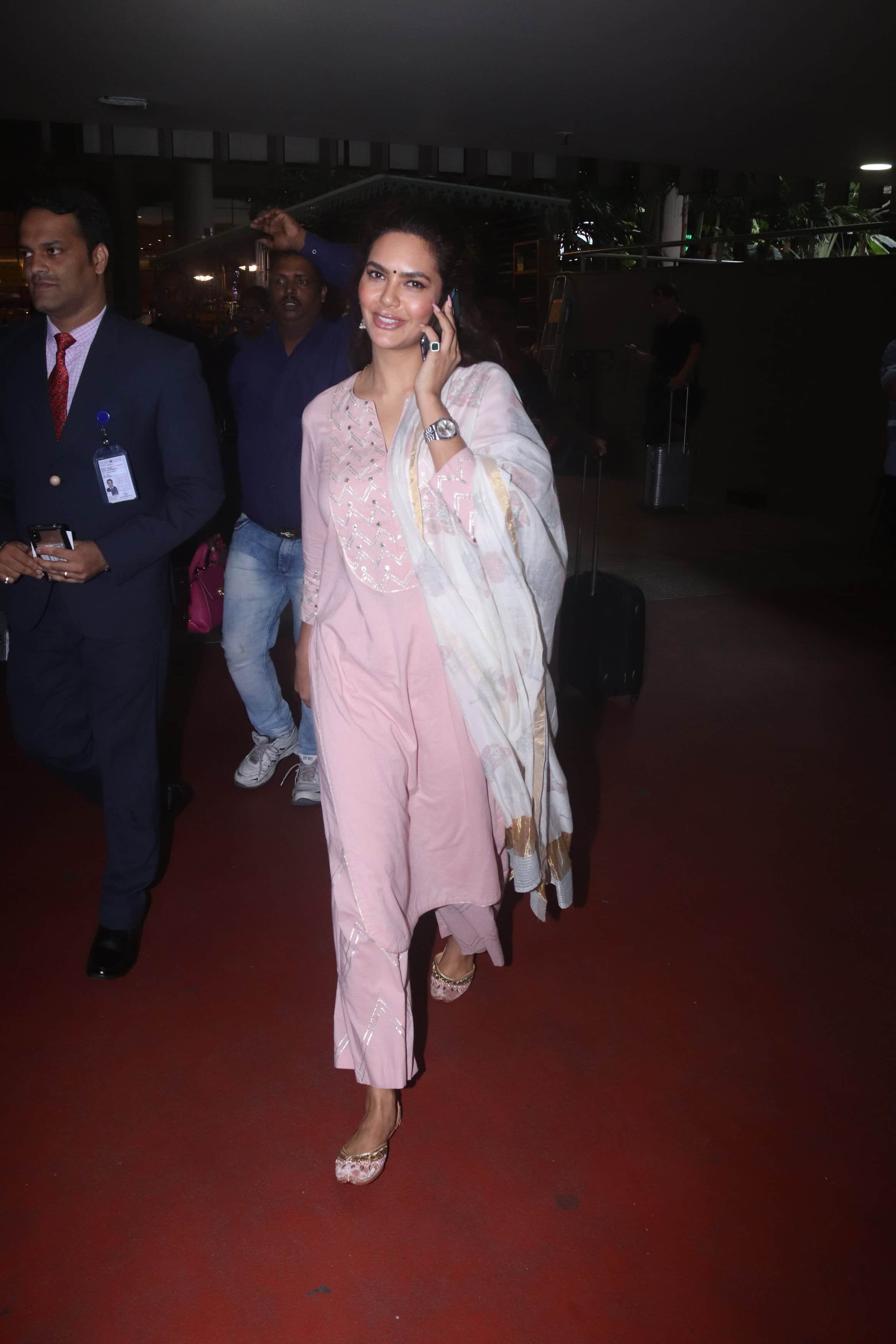 Esha Gupta trolls on wishing her followers a happy Republic Day instead of Independence Day