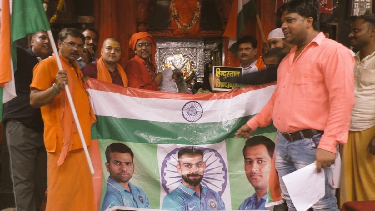 cricket lovers pooja in kashi kal bhairav mndir for team indian victory final cwc varanasi