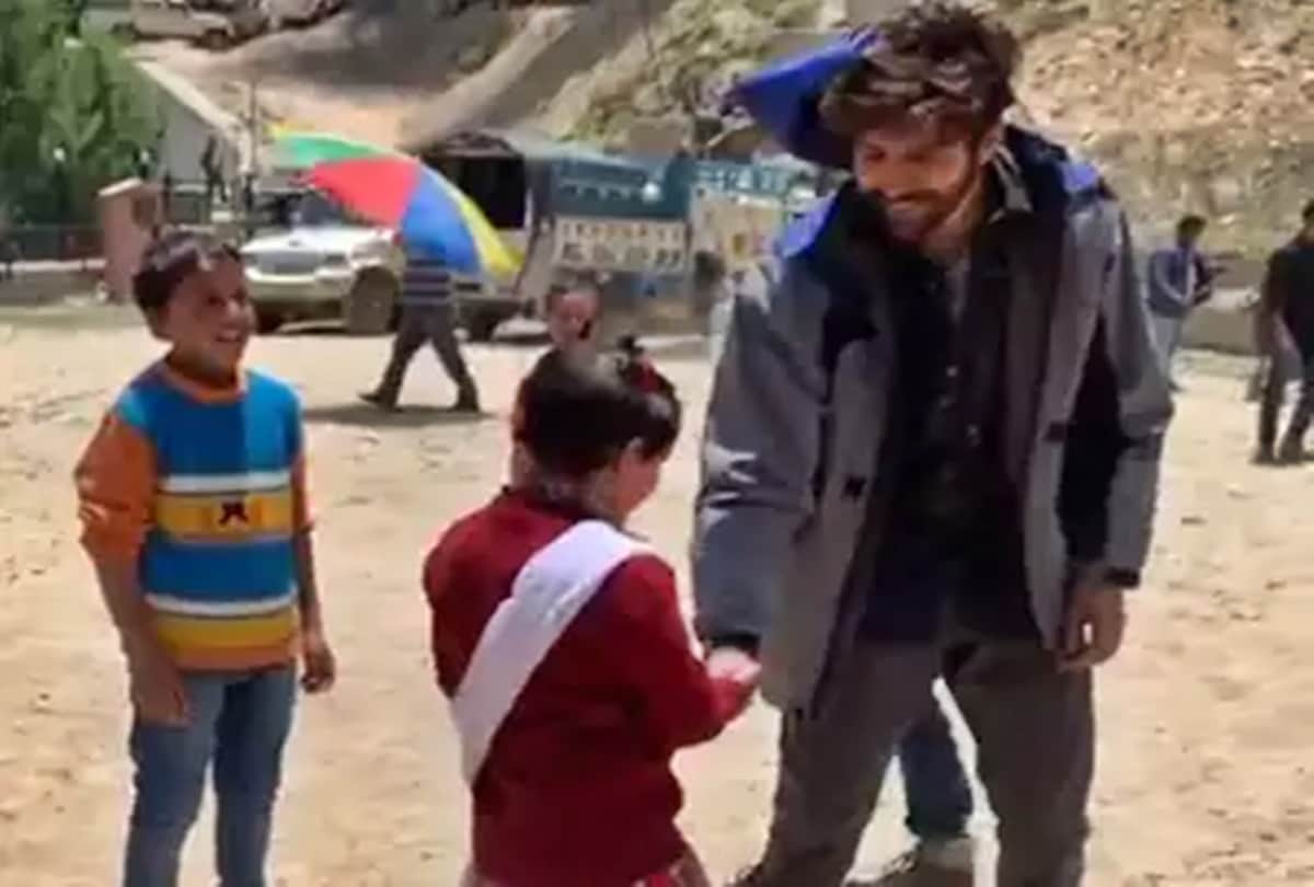 Kartik Aaryan Playing and having Fun with new BFF kid in viral Video